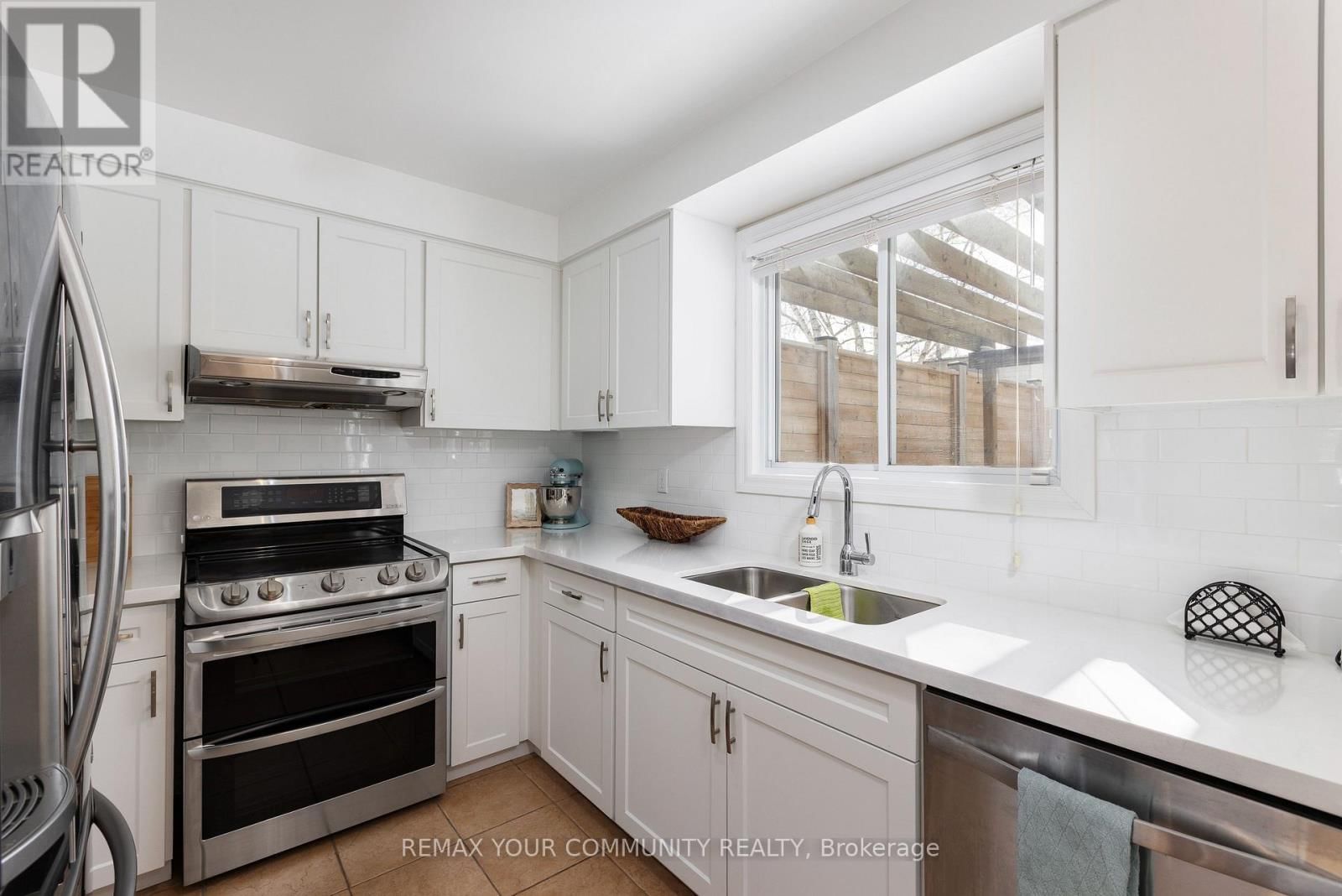 28 CAMROSE DRIVE Image 16