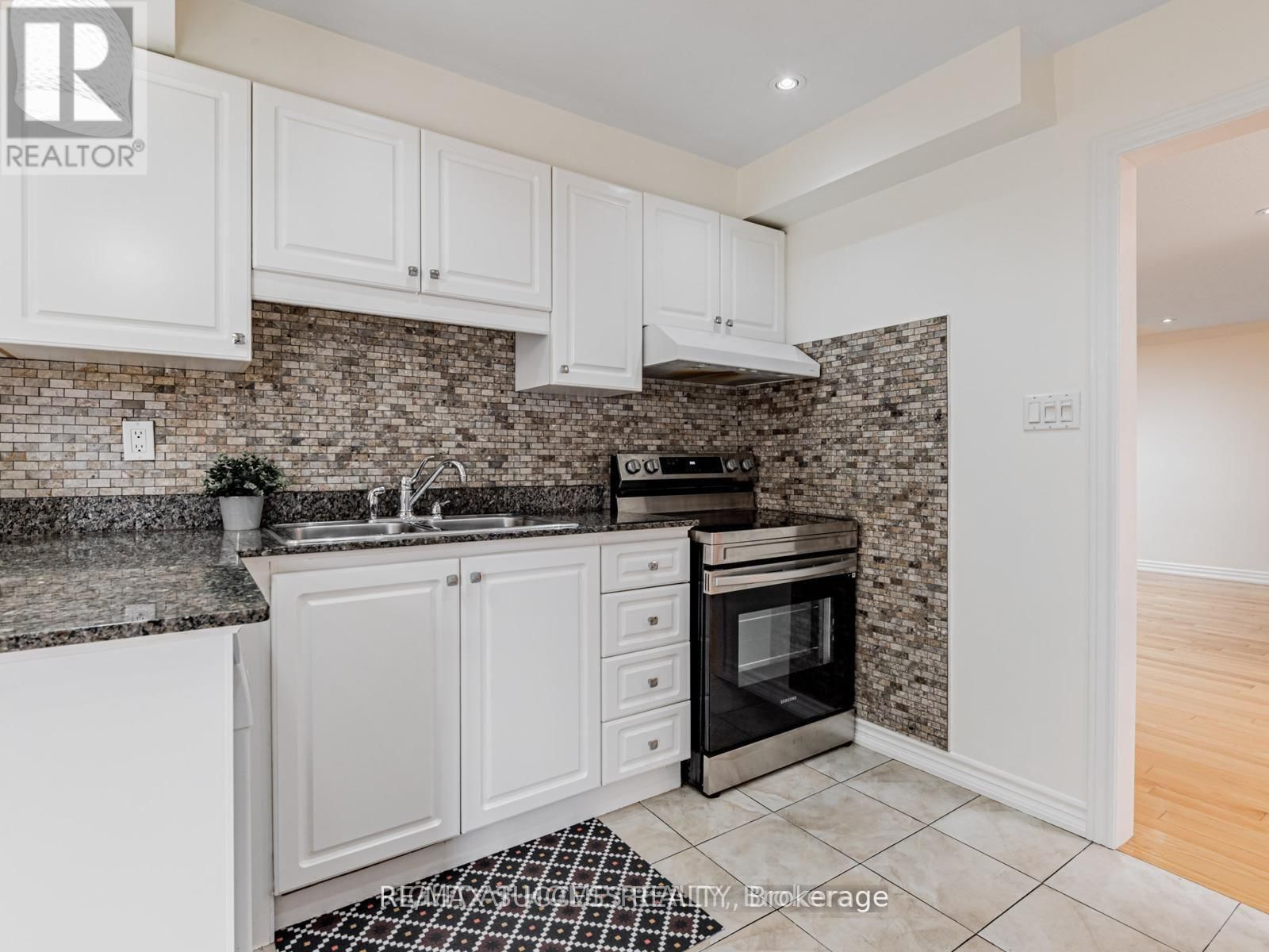 Upper - 7 POINT O'WOODS DRIVE Image 10