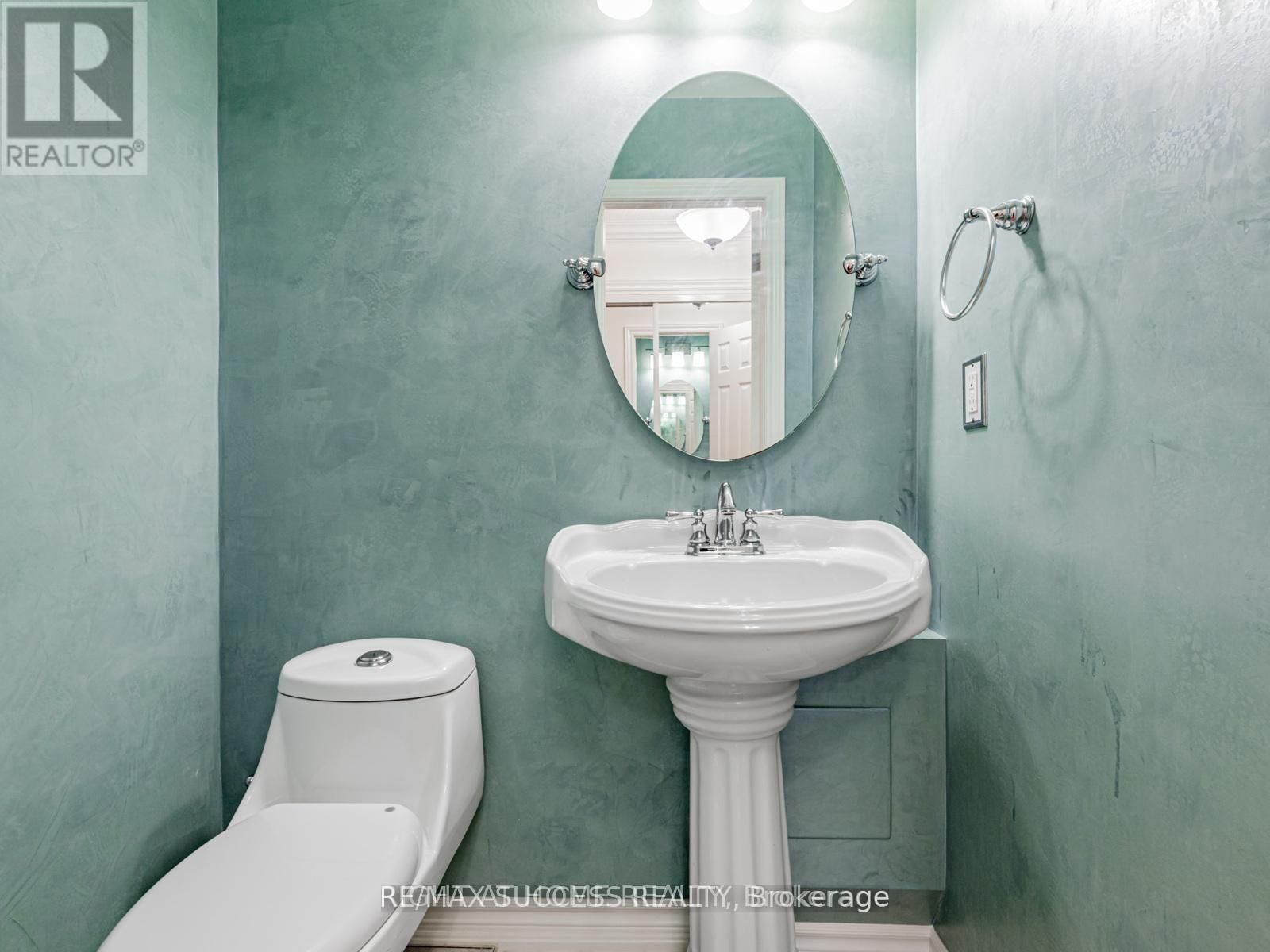 Upper - 7 POINT O'WOODS DRIVE Image 19