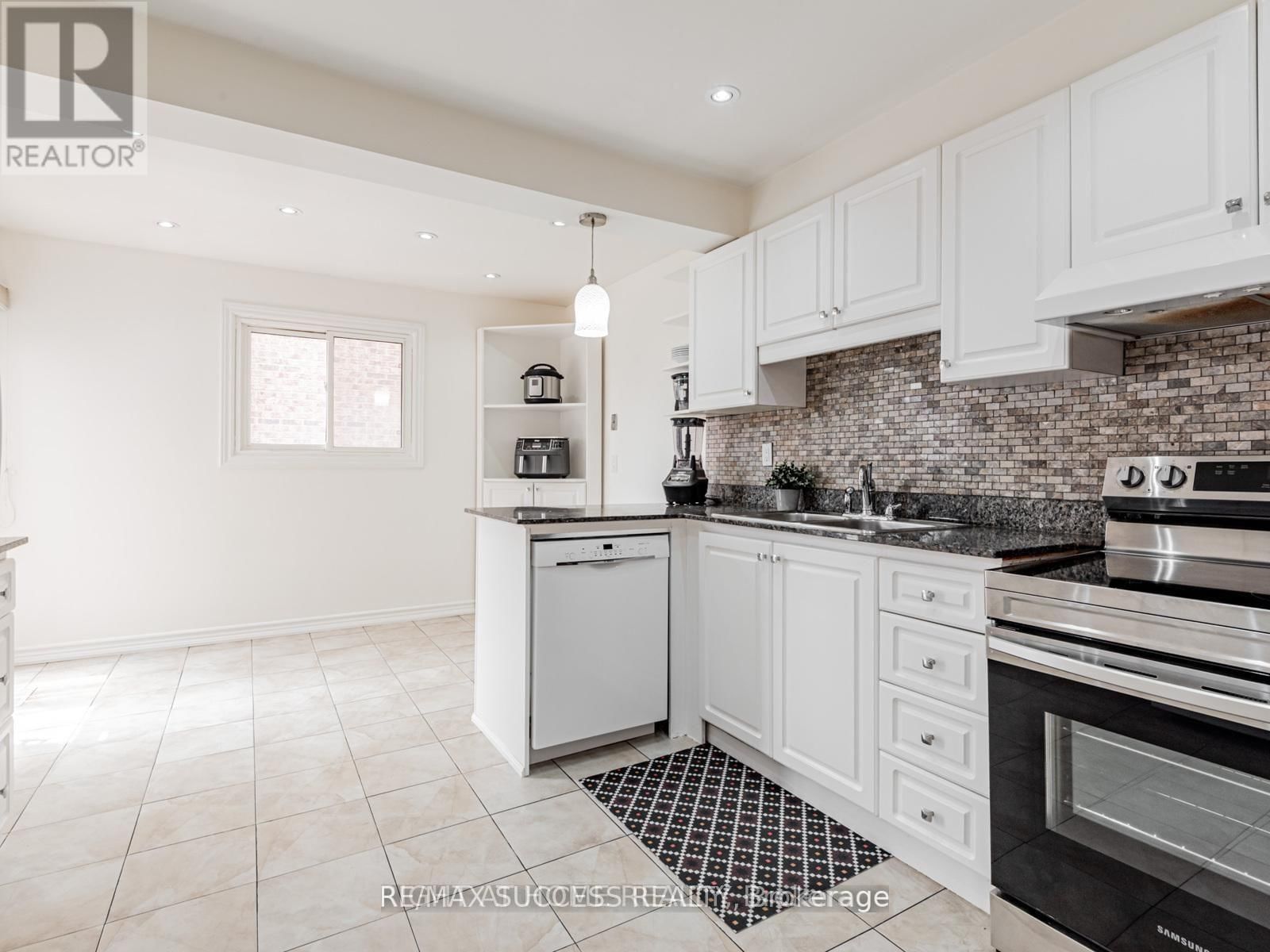 Upper - 7 POINT O'WOODS DRIVE Image 9