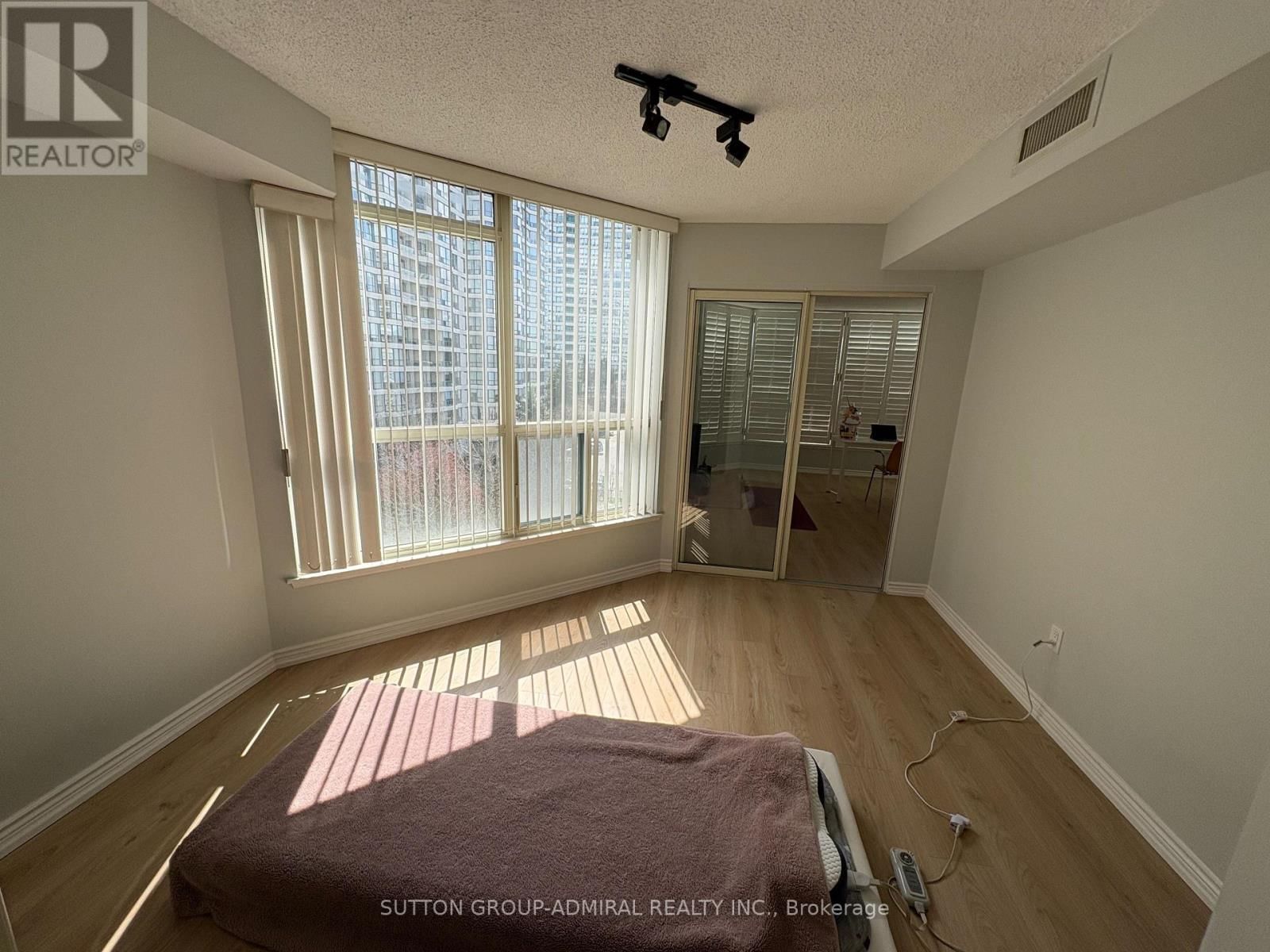 701 - 1 CLARK AVENUE WEST Image 13