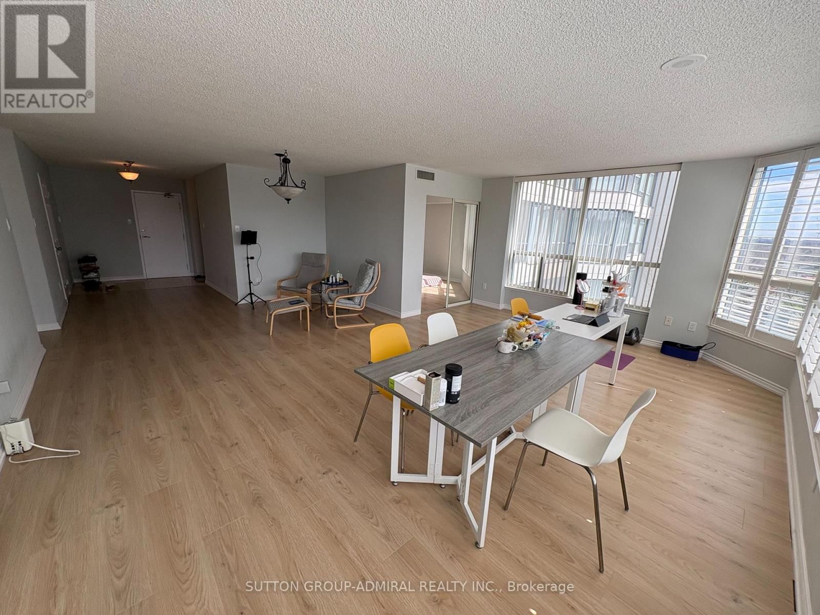 701 - 1 CLARK AVENUE WEST Image 2