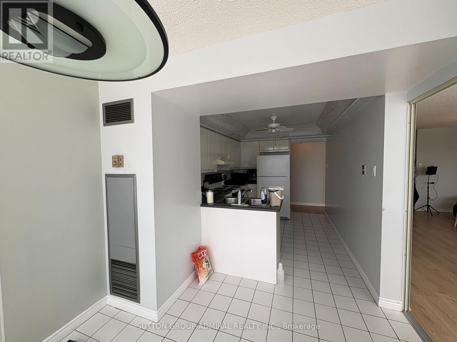 701 - 1 CLARK AVENUE WEST Image 6