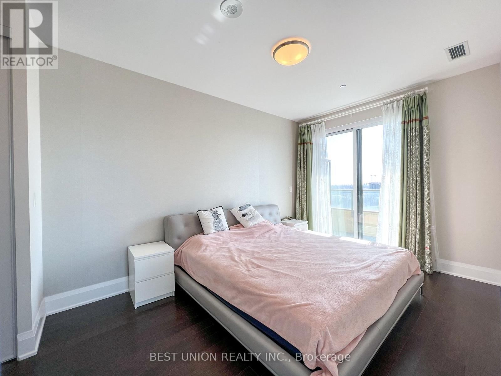 RG08 - 18 UPTOWN DRIVE Image 14