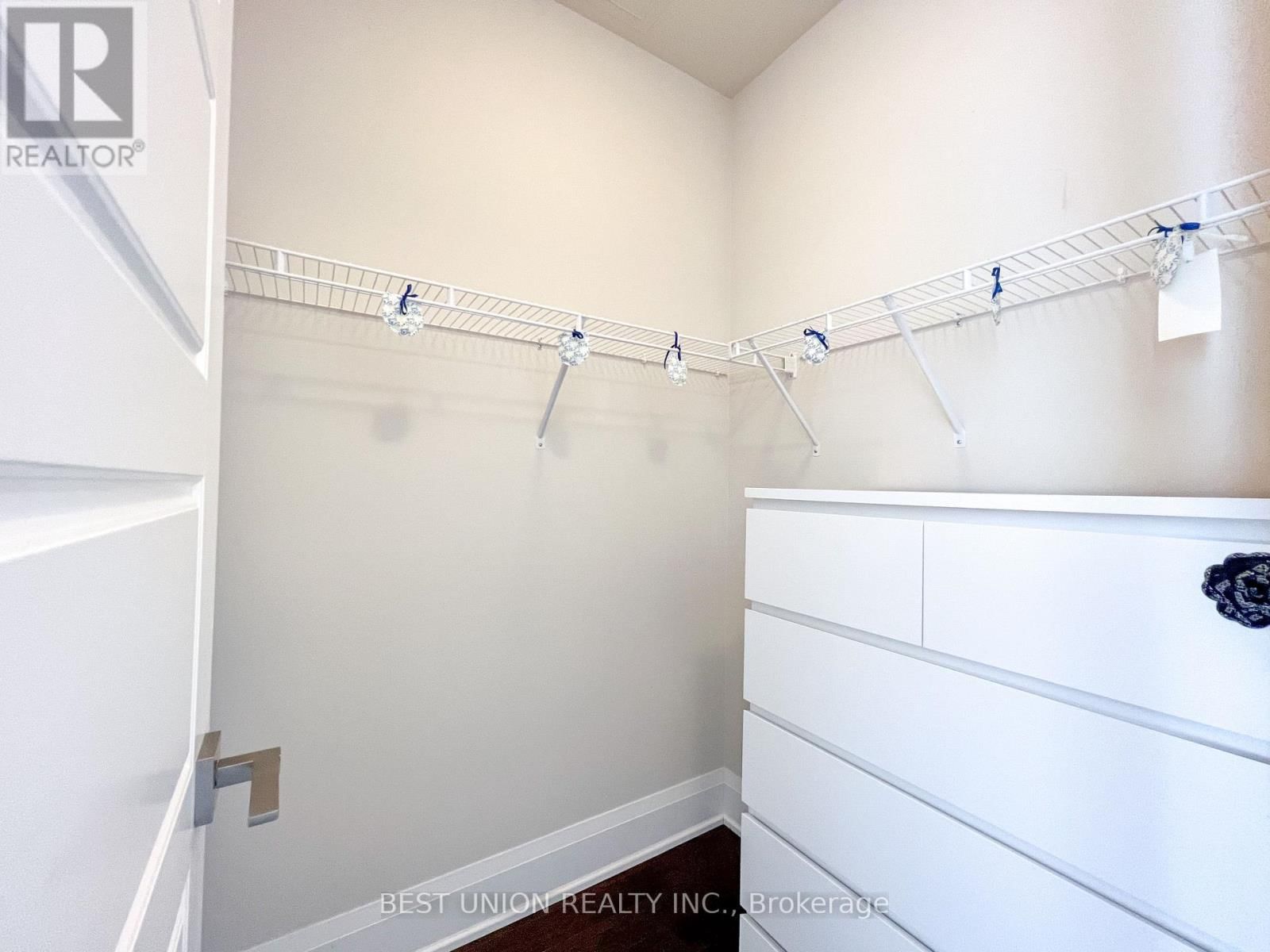 RG08 - 18 UPTOWN DRIVE Image 18