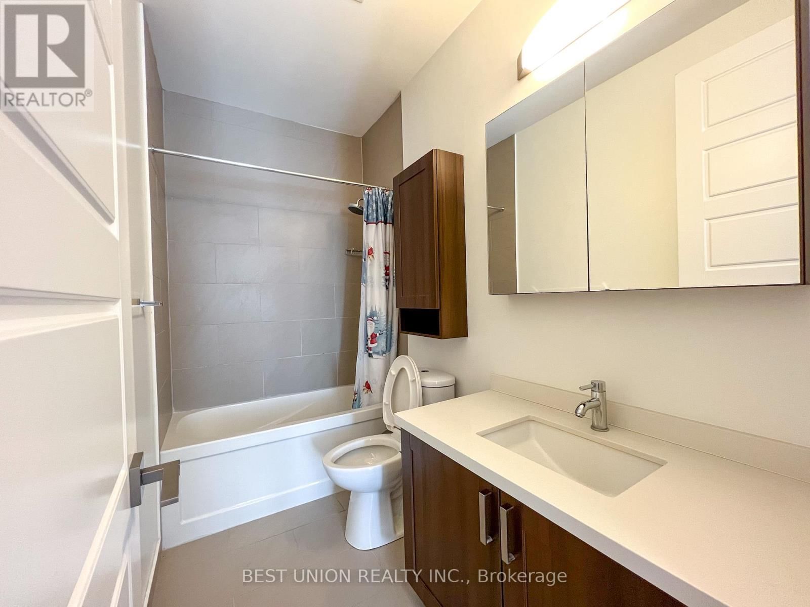 RG08 - 18 UPTOWN DRIVE Image 19