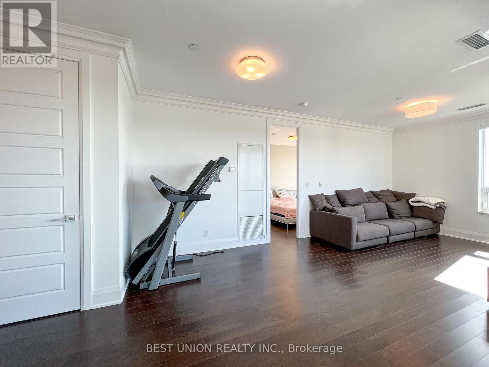 RG08 - 18 UPTOWN DRIVE Image 25