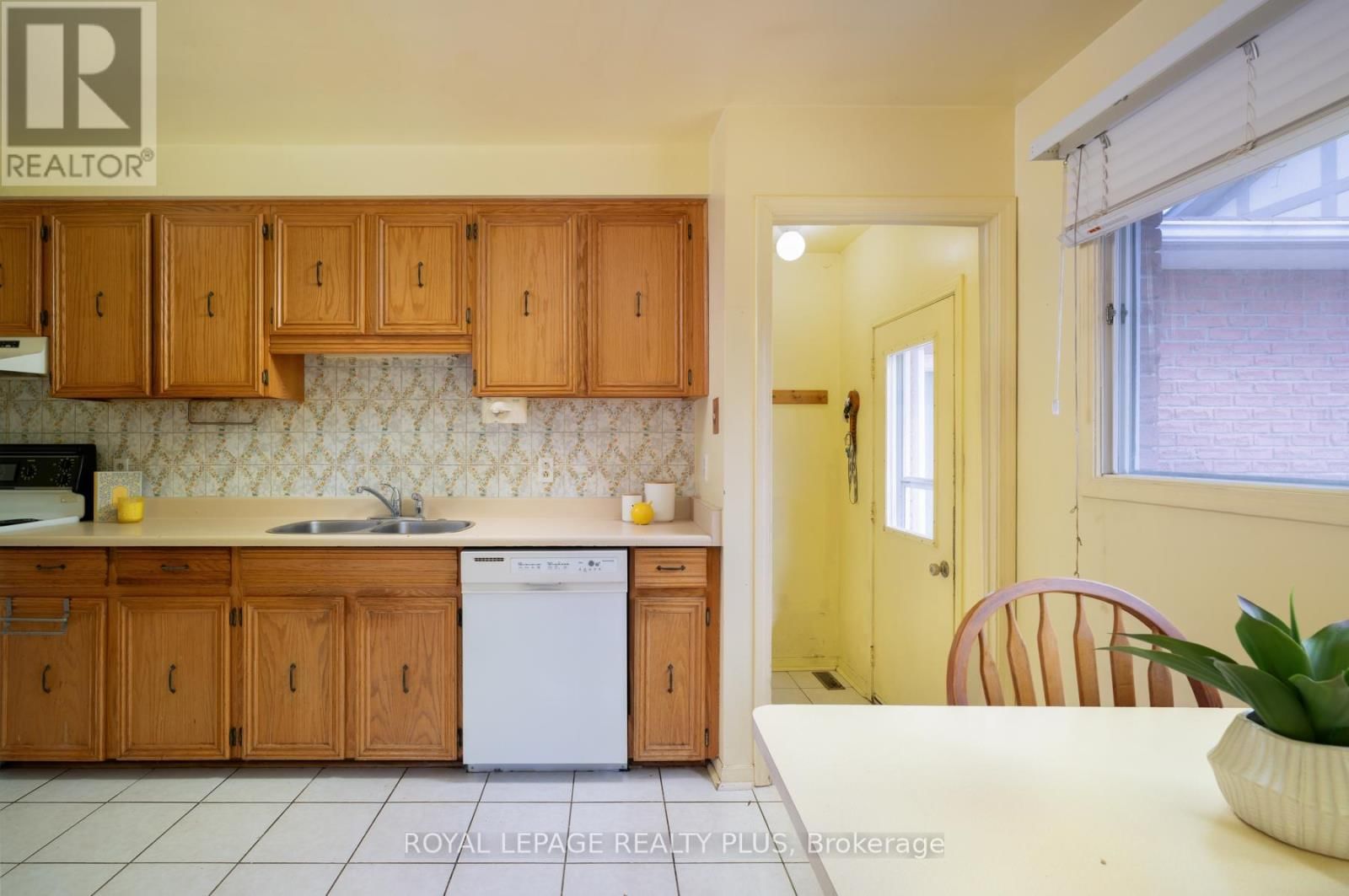 222 CENTRE STREET WEST Image 18