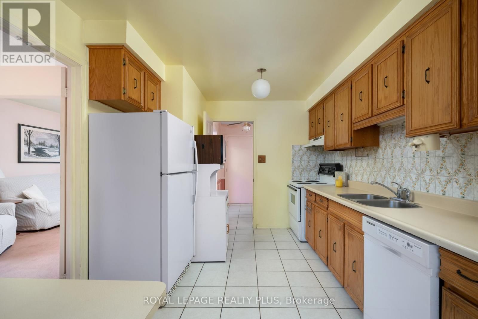 222 CENTRE STREET WEST Image 19