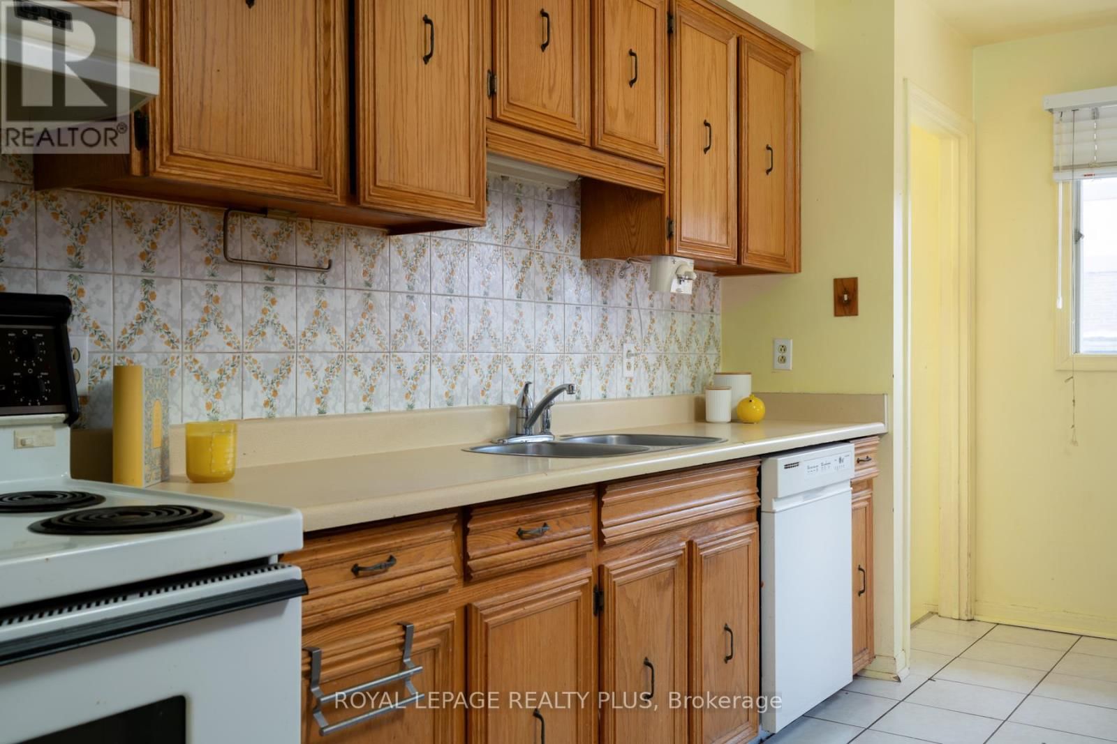 222 CENTRE STREET WEST Image 22