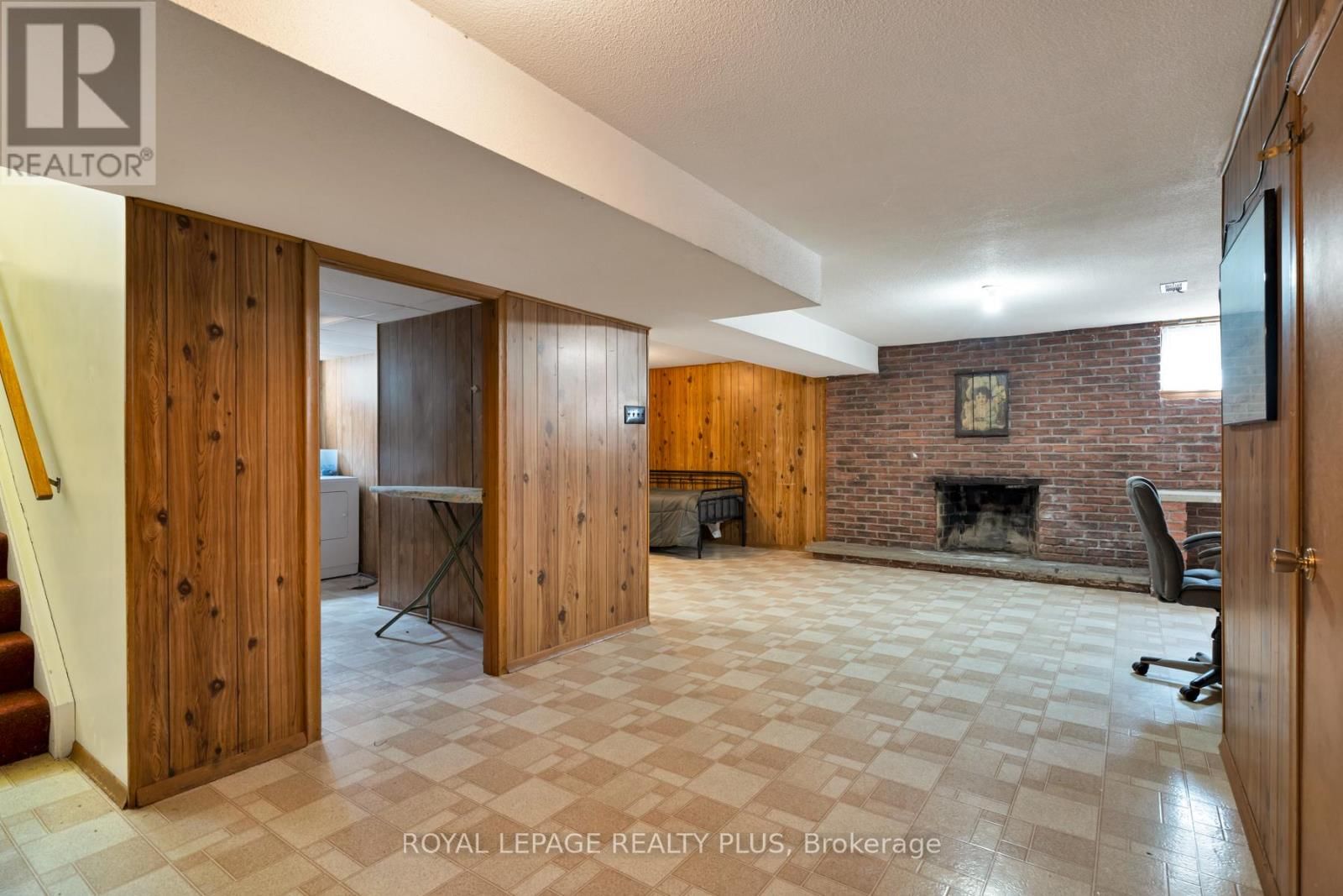 222 CENTRE STREET WEST Image 33