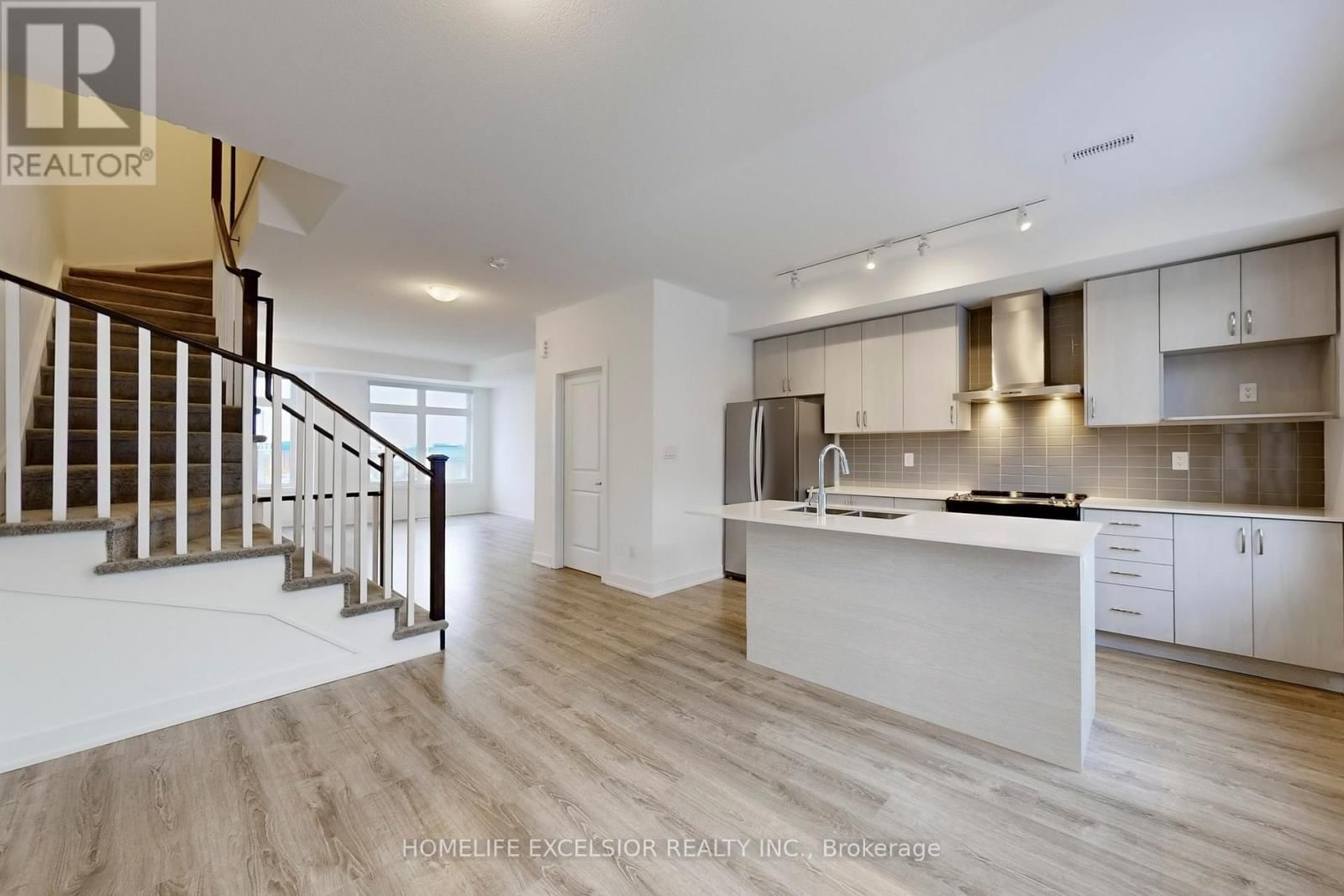 5456 MAIN STREET Image 12