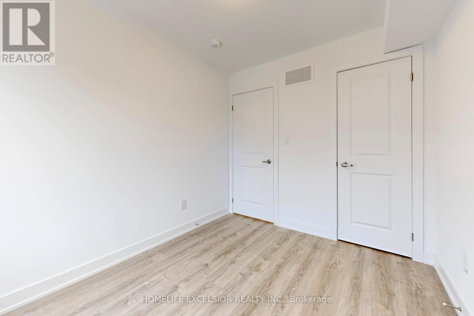 5456 MAIN STREET Image 25