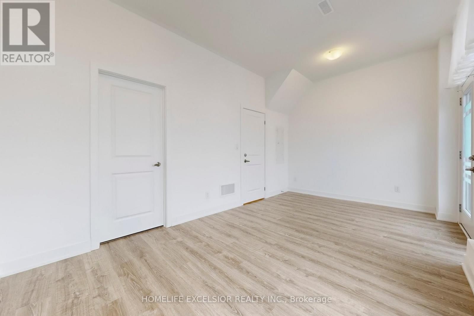 5456 MAIN STREET Image 32