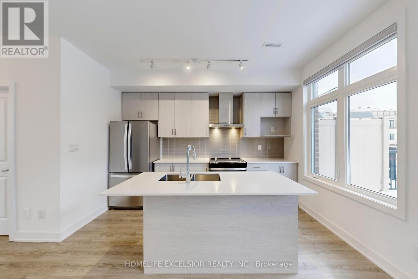 5456 MAIN STREET Image 7