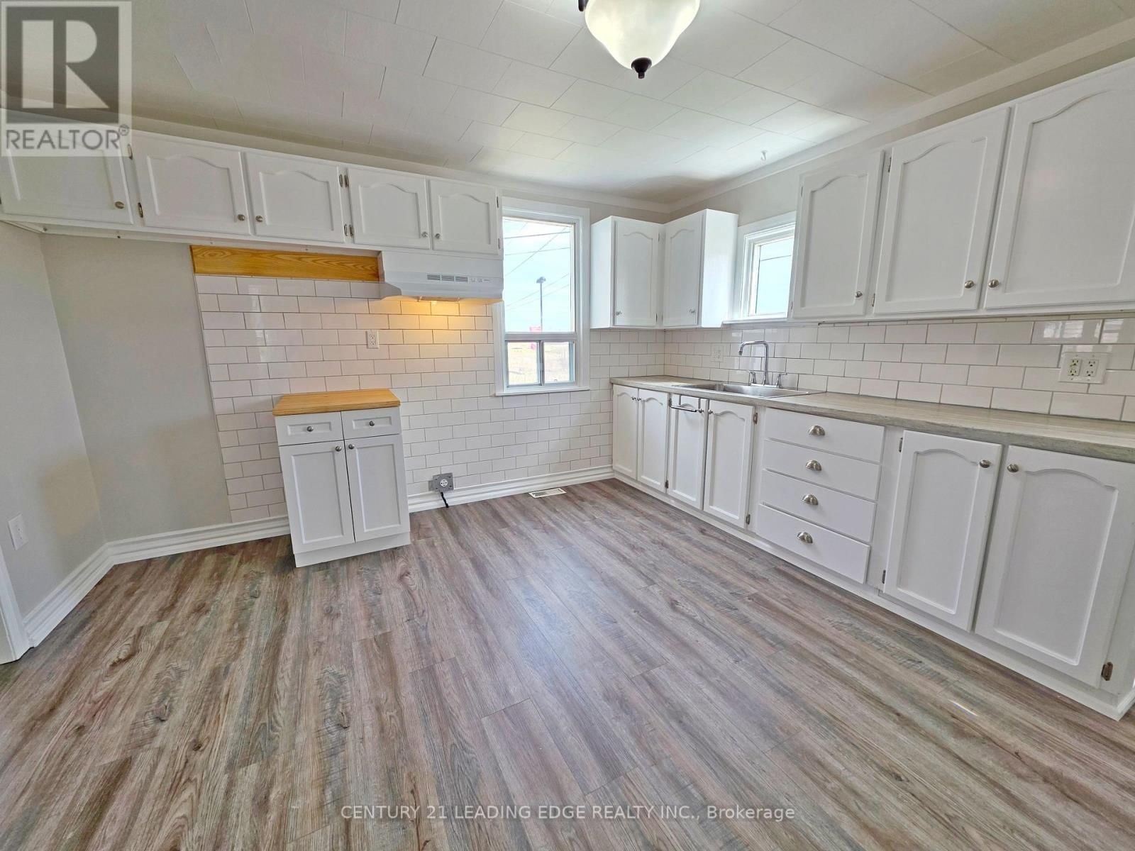 500 THE QUEENSWAY SOUTH Image 17