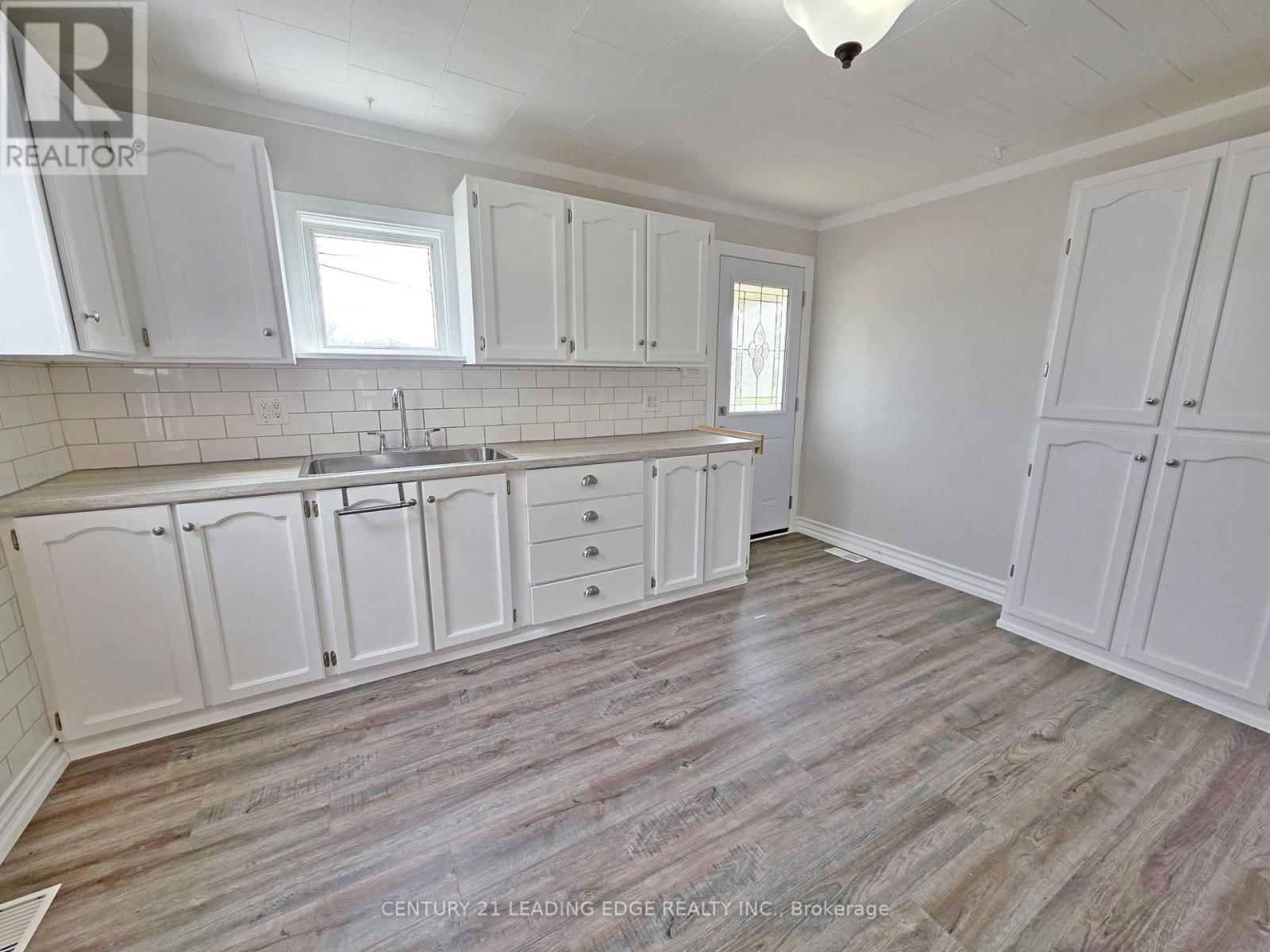 500 THE QUEENSWAY SOUTH Image 18