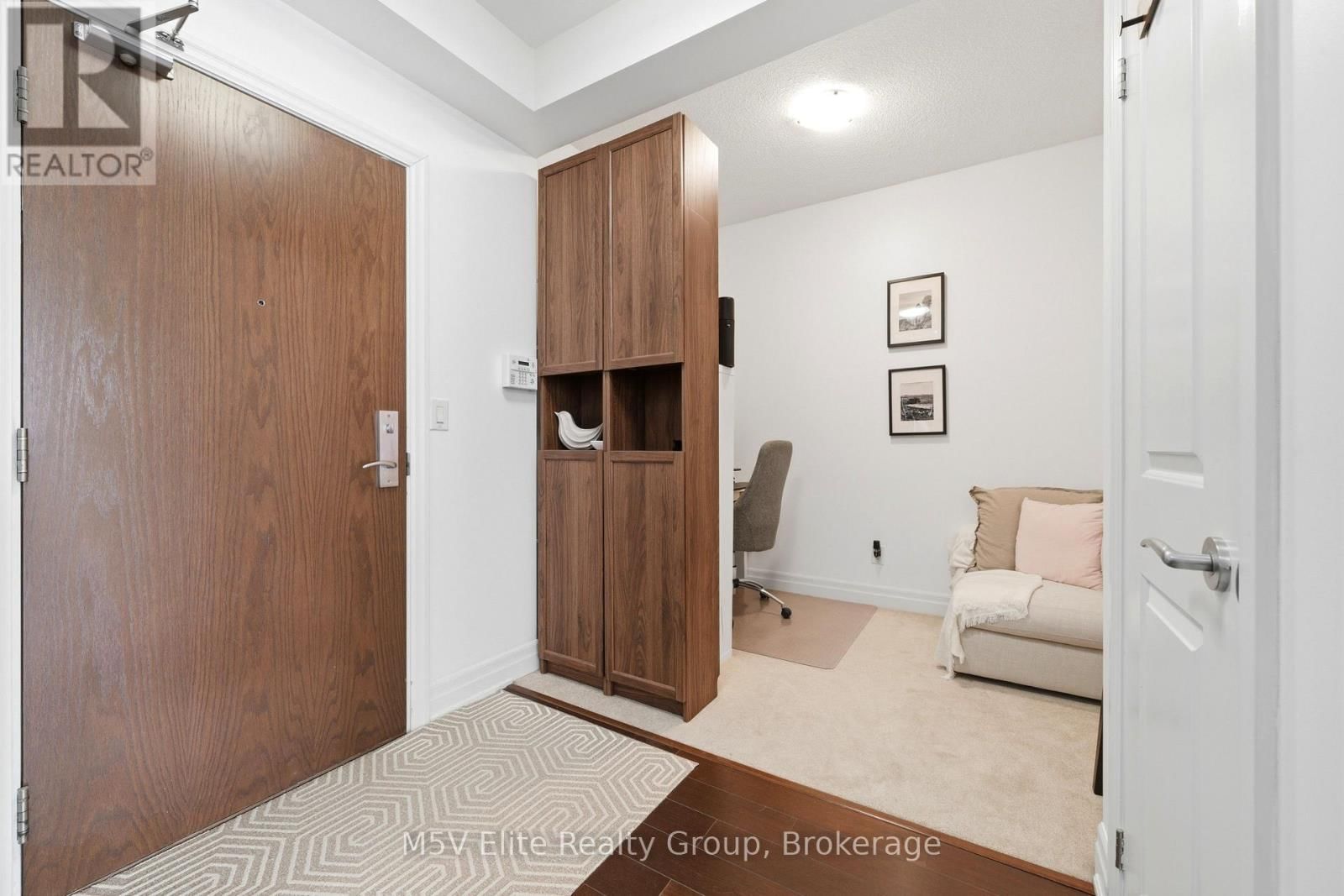 330 - 111 CIVIC SQUARE GATE Image 1