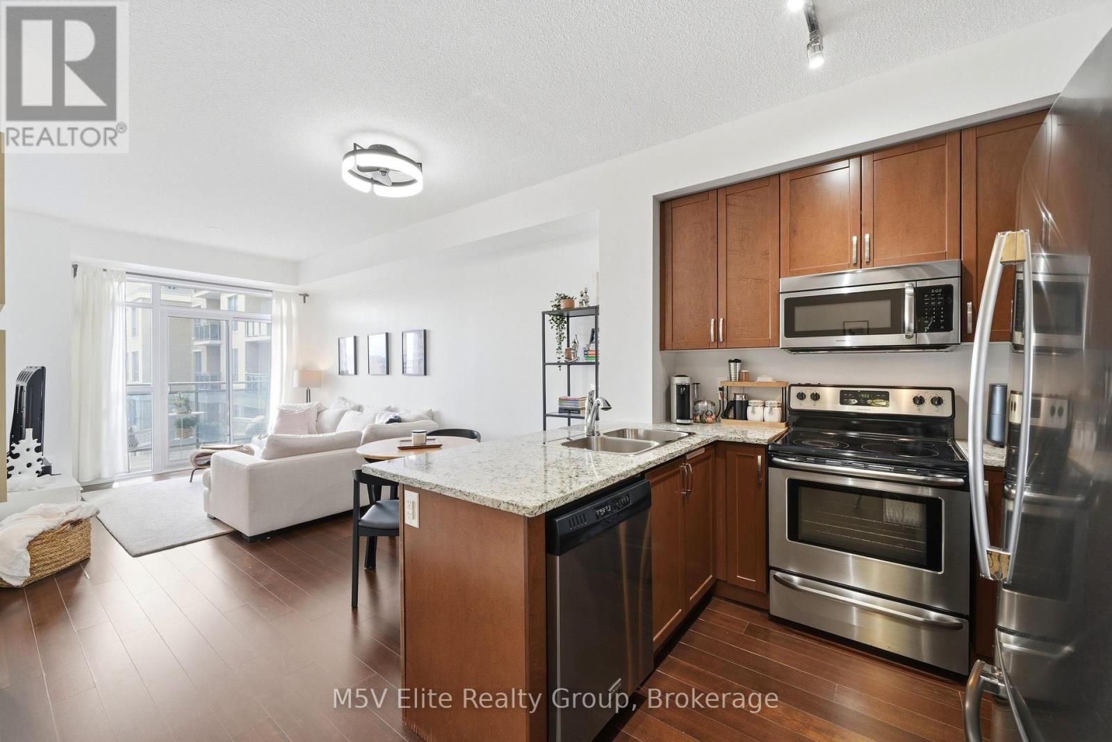 330 - 111 CIVIC SQUARE GATE Image 3