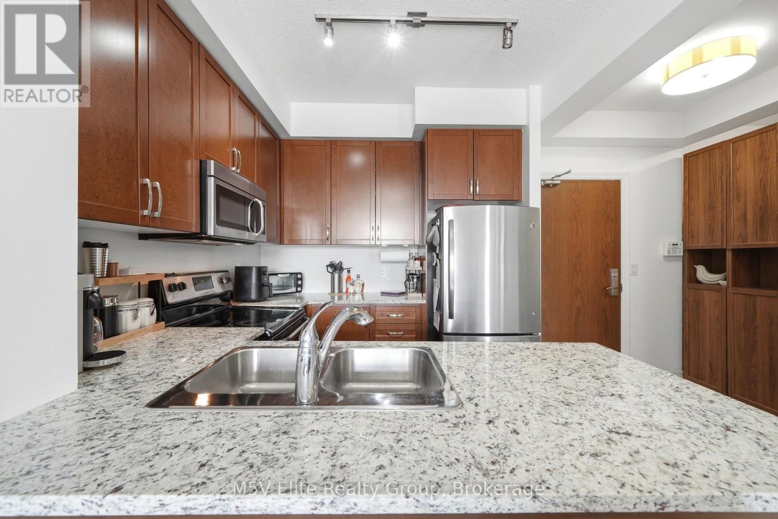 330 - 111 CIVIC SQUARE GATE Image 4