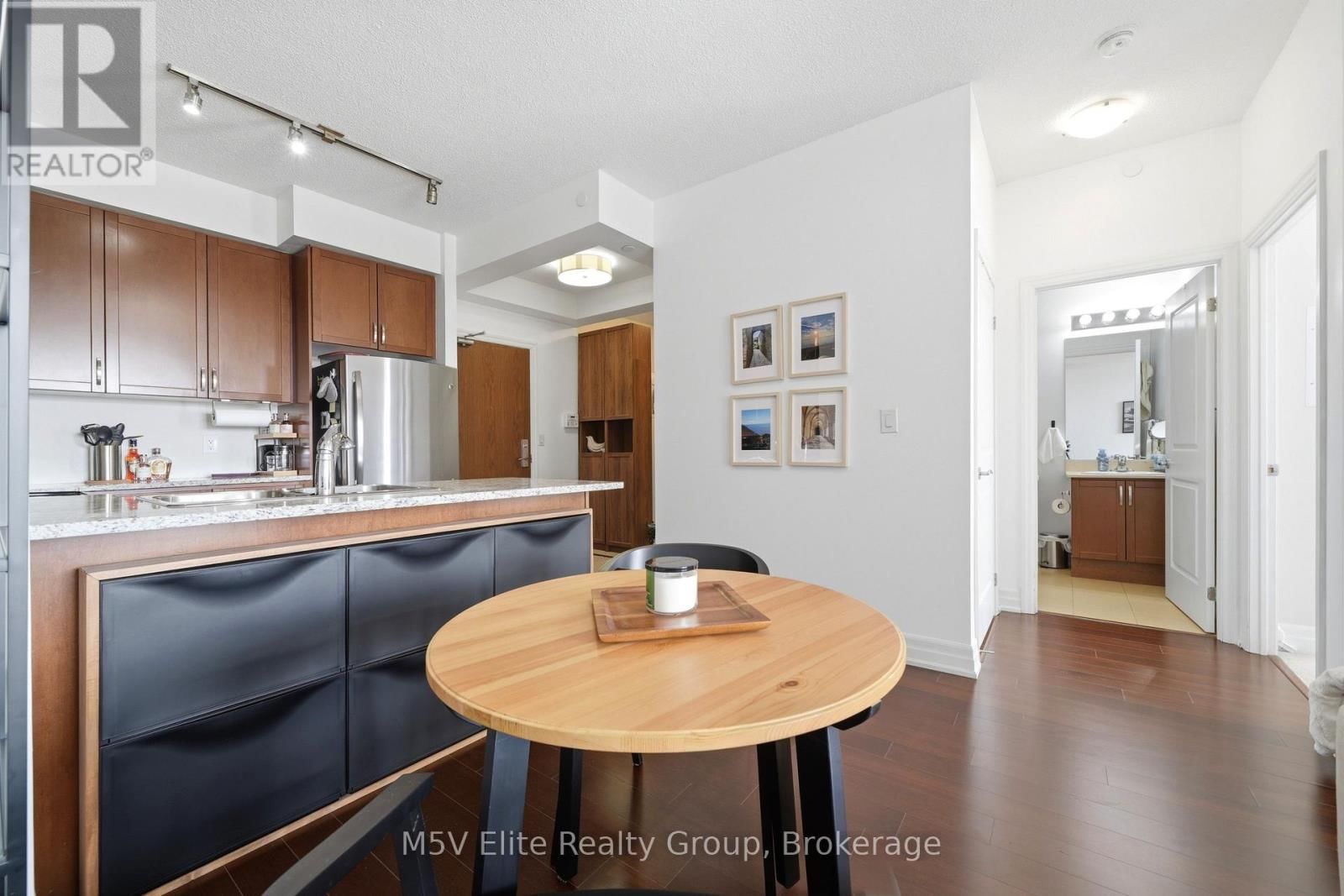 330 - 111 CIVIC SQUARE GATE Image 5