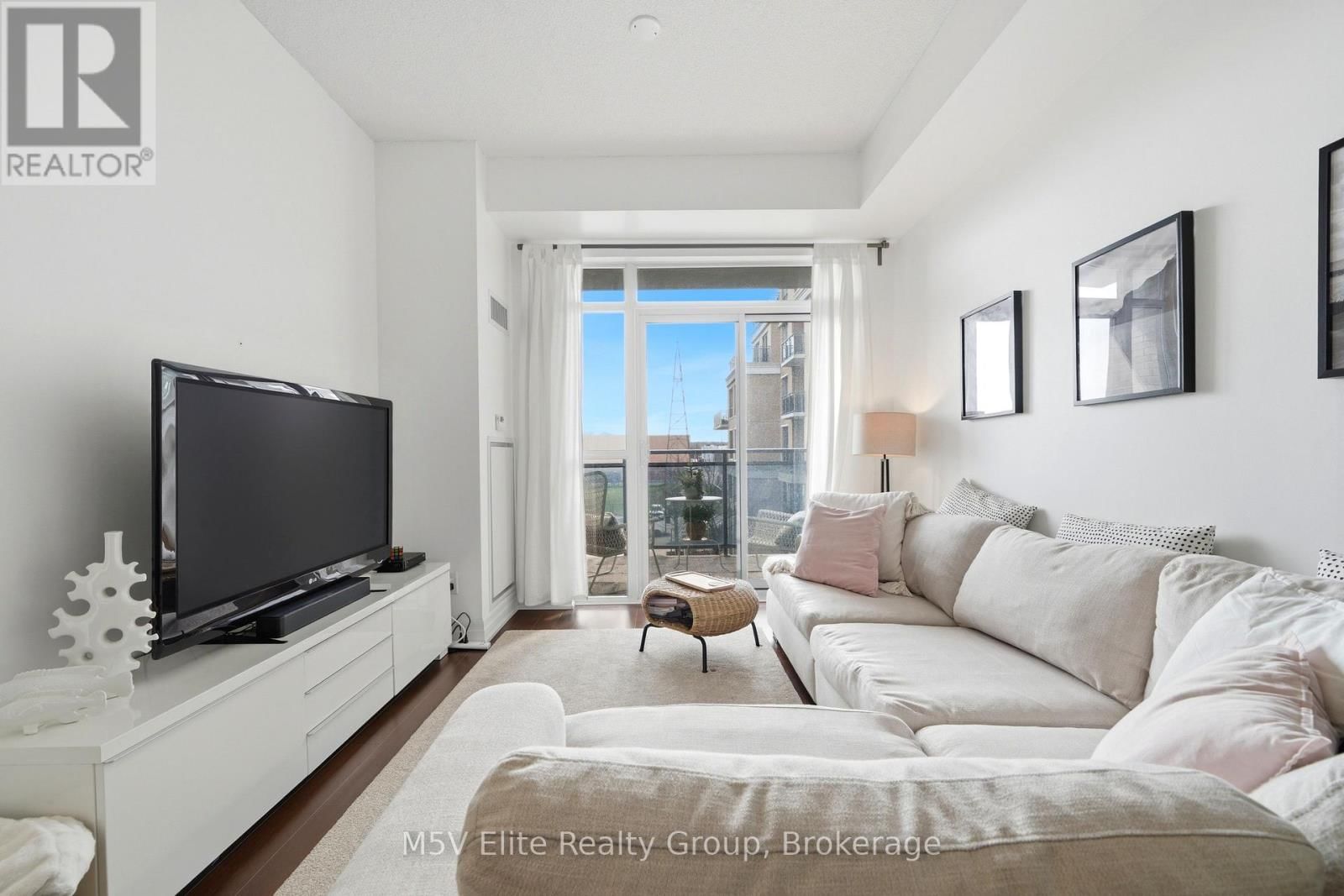 330 - 111 CIVIC SQUARE GATE Image 7