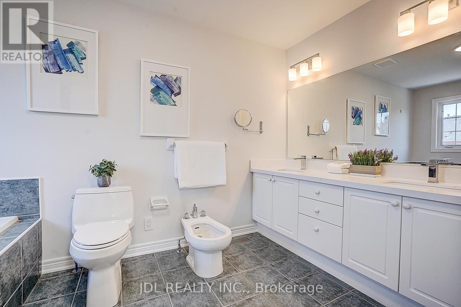 2 CATALINA CRESCENT Image 32