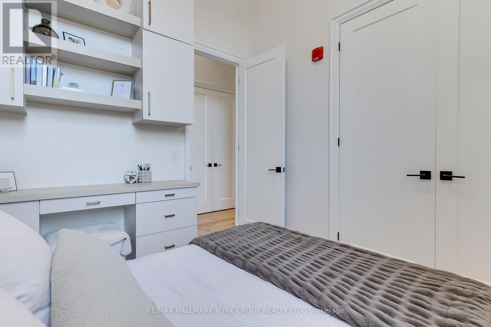 203 - 400 PARK AVENUE Image 23