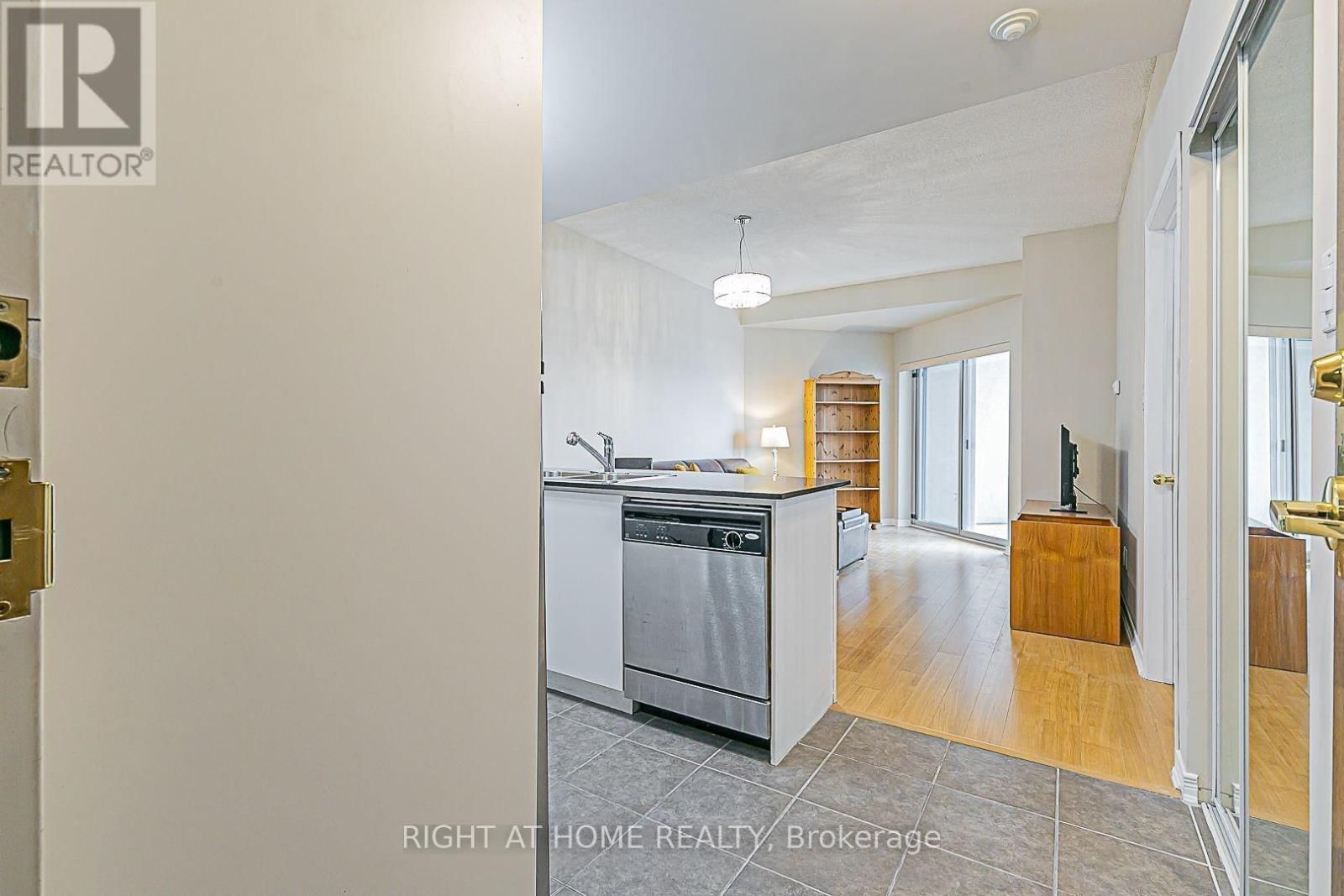 305 - 8 MAISON PARC COURT Image 7