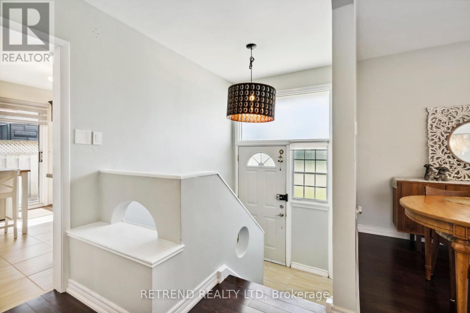 440 FERNLEIGH CIRC S Image 2