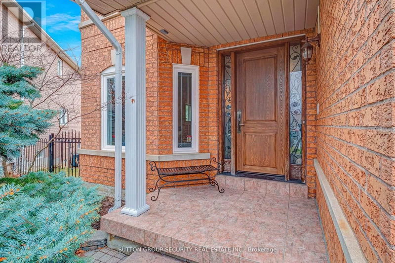 88 Klamath Court  Vaughan (Maple), L6A2L7 | Image 2