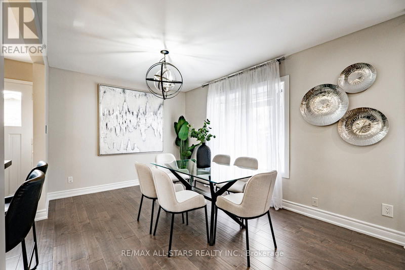 21 Sir Kay Drive  Markham (Markham Village), L3P2Y9 | Image 5