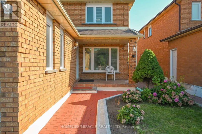 19 Cabinet Crescent  Vaughan (West Woodbridge), L4L6H9 | Image 3