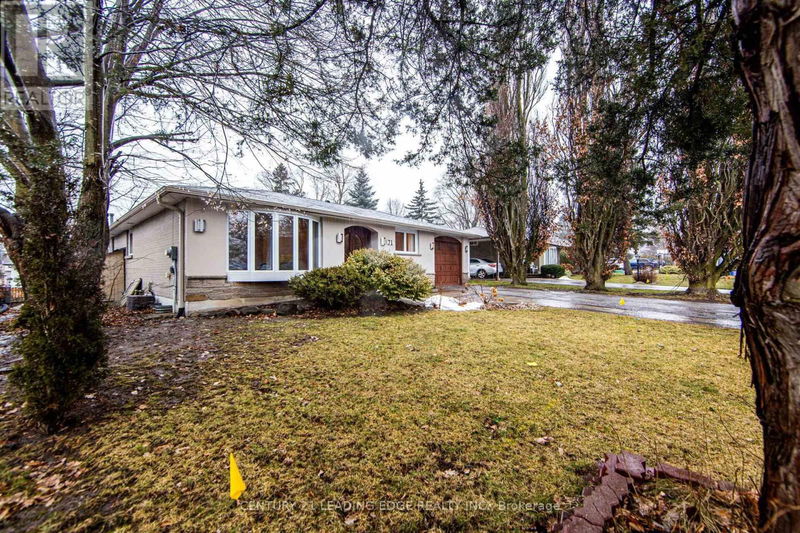 71 Devins Drive  Aurora (Aurora Heights), L4G2Z5 | Image 2