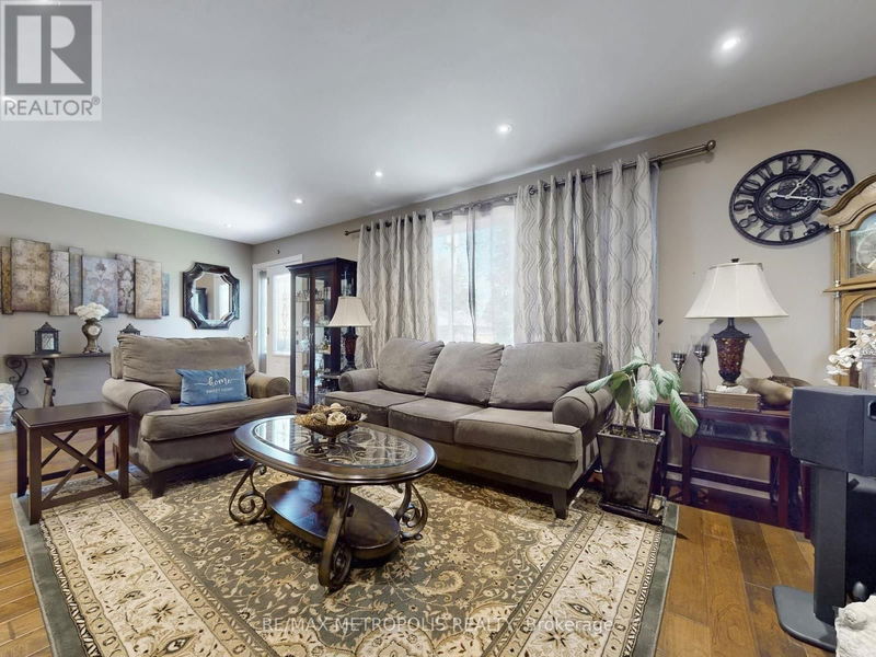 36 Elmvale Boulevard  Whitchurch-Stouffville, L4A7X3 | Image 4