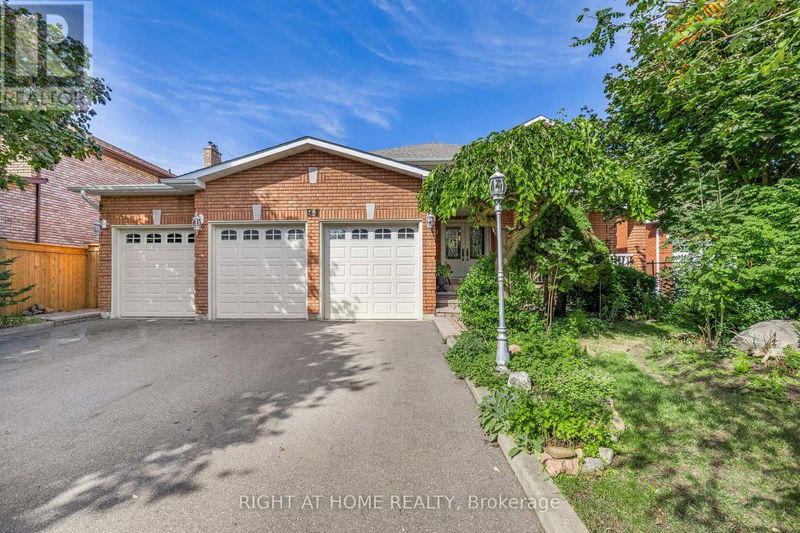 91 Calgary Gardens  Vaughan (Islington Woods), L4L8B3 | Image 1