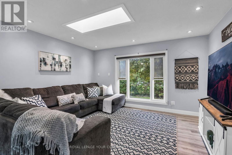 6 Joan Street  Georgina (Sutton & Jackson's Point), L0E1R0 | Image 9