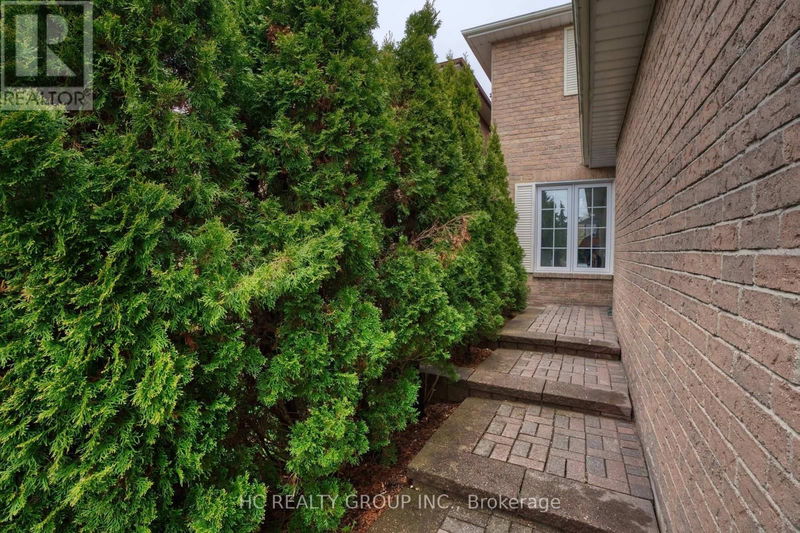 87 Lund Street  Richmond Hill (North Richvale), L4C5V3 | Image 2