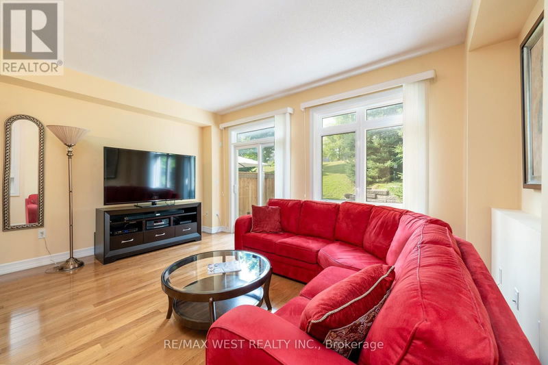 1064 On Bogart Circle  Newmarket (Gorham-College Manor), L3Y8T4 | Image 10