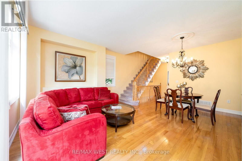 1064 On Bogart Circle  Newmarket (Gorham-College Manor), L3Y8T4 | Image 12