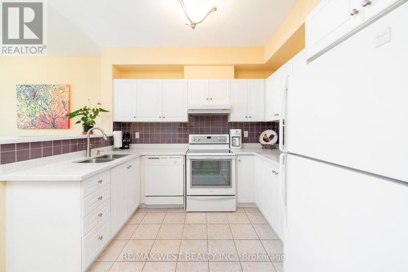 1064 On Bogart Circle  Newmarket (Gorham-College Manor), L3Y8T4 | Image 14