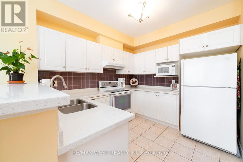 1064 On Bogart Circle  Newmarket (Gorham-College Manor), L3Y8T4 | Image 15