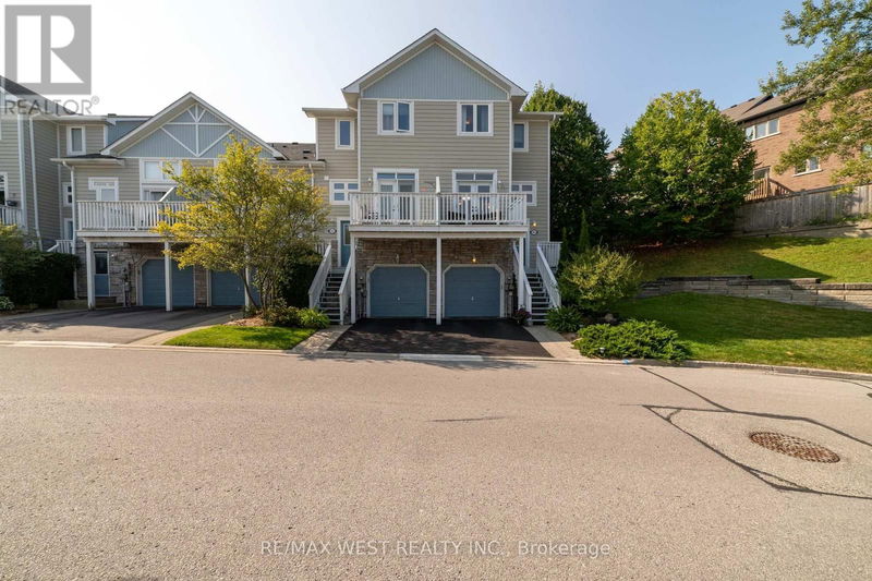 1064 On Bogart Circle  Newmarket (Gorham-College Manor), L3Y8T4 | Image 2