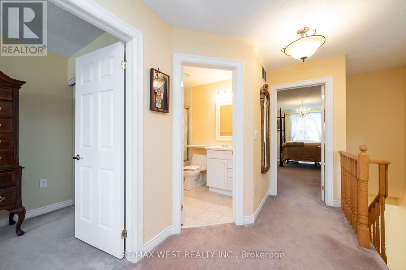 1064 On Bogart Circle  Newmarket (Gorham-College Manor), L3Y8T4 | Image 24