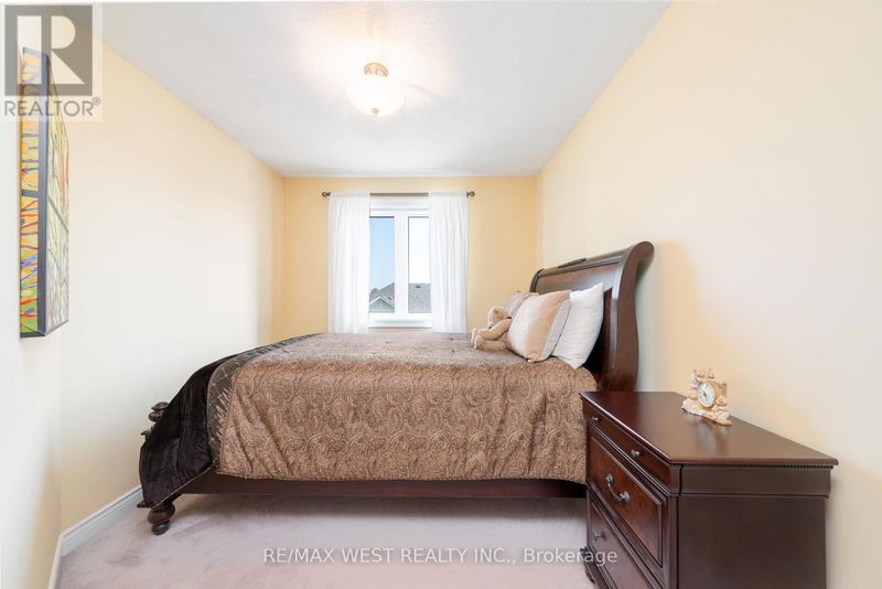 1064 On Bogart Circle  Newmarket (Gorham-College Manor), L3Y8T4 | Image 25