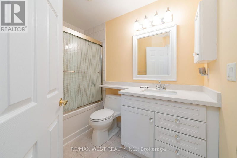 1064 On Bogart Circle  Newmarket (Gorham-College Manor), L3Y8T4 | Image 27