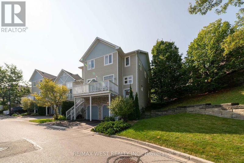 1064 On Bogart Circle  Newmarket (Gorham-College Manor), L3Y8T4 | Image 3