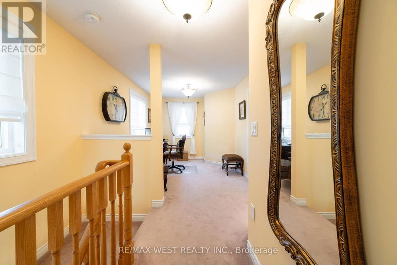 1064 On Bogart Circle  Newmarket (Gorham-College Manor), L3Y8T4 | Image 30