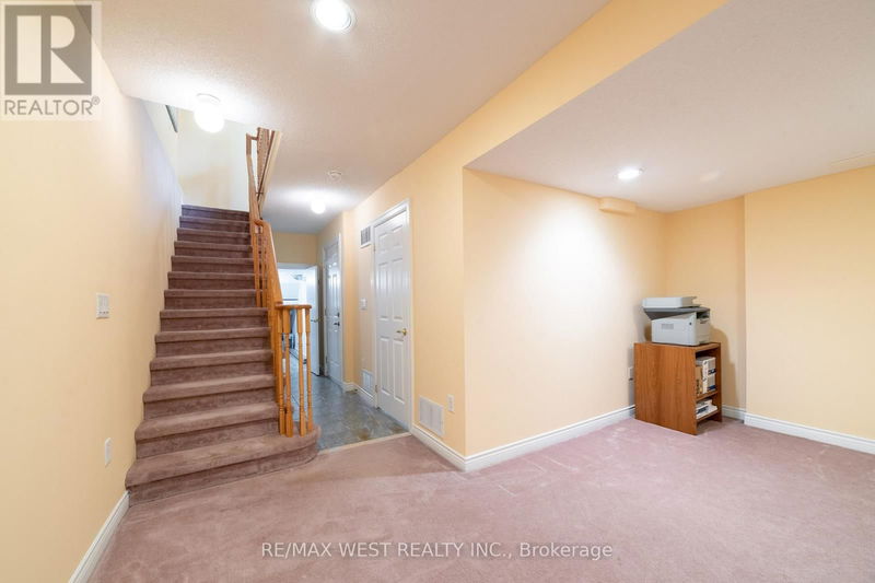 1064 On Bogart Circle  Newmarket (Gorham-College Manor), L3Y8T4 | Image 31