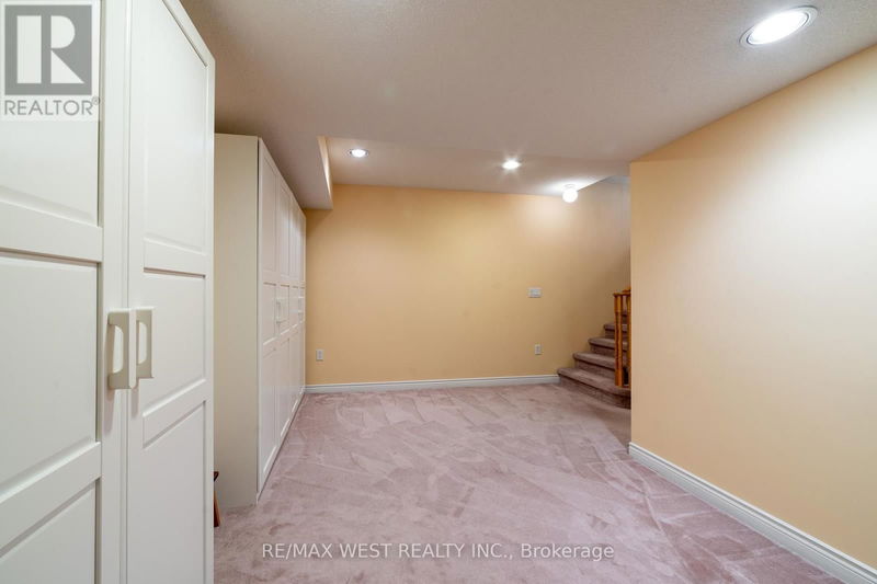 1064 On Bogart Circle  Newmarket (Gorham-College Manor), L3Y8T4 | Image 32